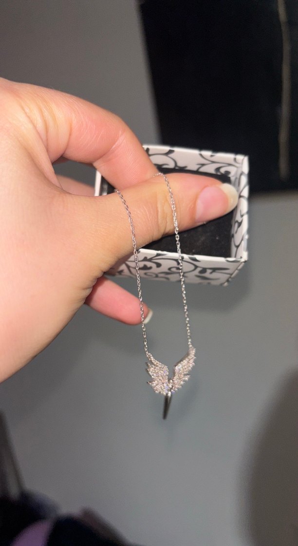 Beyaz Pul Detaylı Melek Kanadı Midi Kolye - Görsel 3