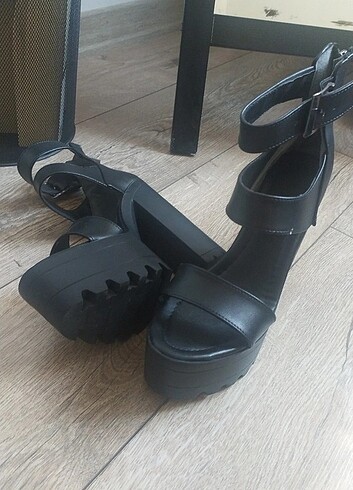 38 Beden Siyah Kalın Topuklu Ayakkabı 