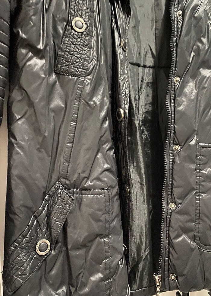 Siyah şişme mont - Görsel 2