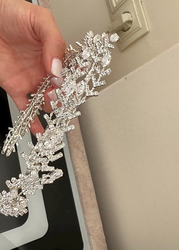 YAPRAK DESENLİ GELİN TACI
Düğün Tacı - Görsel 2