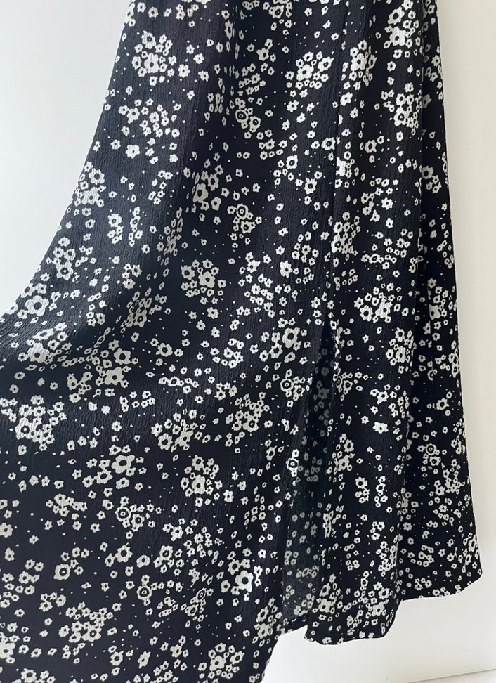 Kısa Kollu Siyah Çiçekli Midi Elbise - Görsel 3