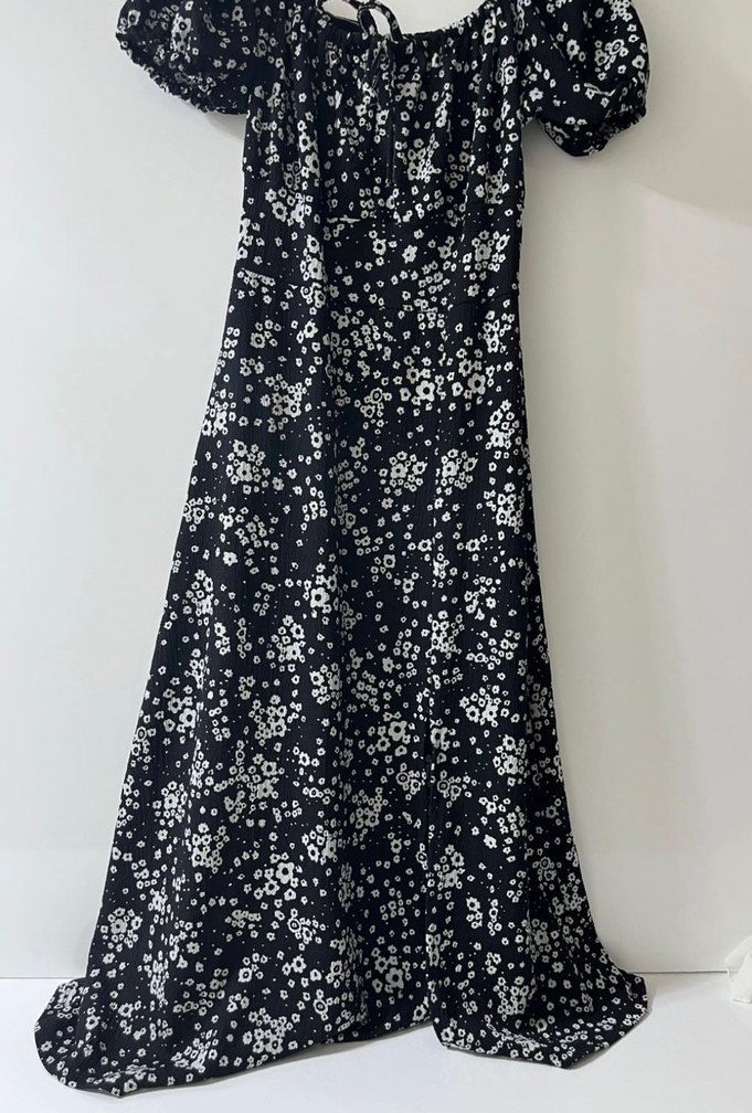 Kısa Kollu Siyah Çiçekli Midi Elbise - Görsel 2
