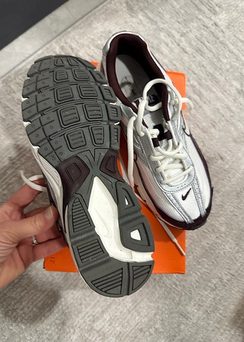 Nike Beyaz Gri Baskılı Bağcıklı Sneakers - Görsel 3