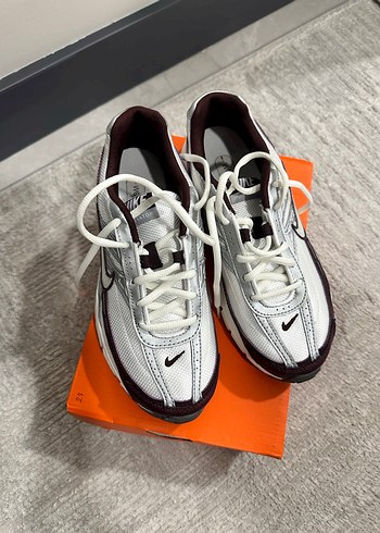 Nike Beyaz Gri Baskılı Bağcıklı Sneakers - Görsel 4