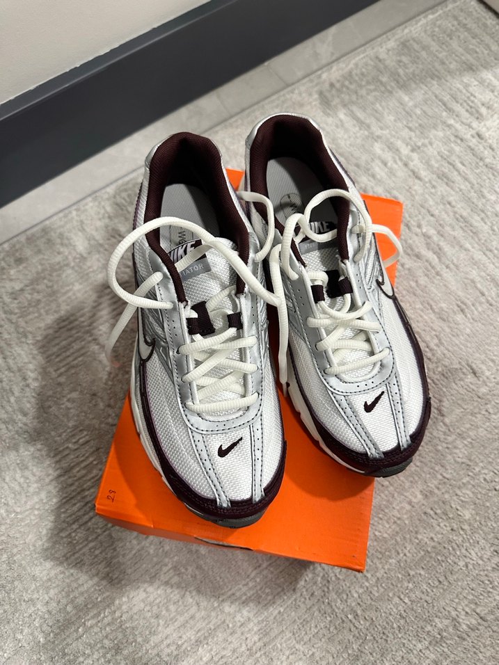 Nike Beyaz Gri Baskılı Bağcıklı Sneakers - Görsel 4