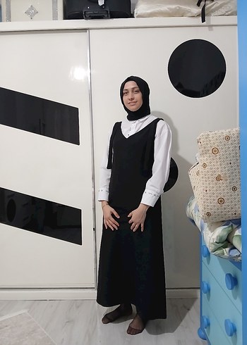 Siyah Yüksek Yakalı Kolsuz Midi Elbise