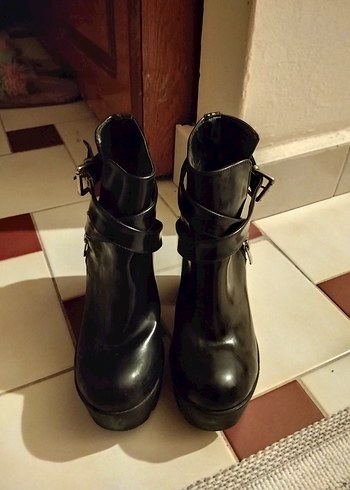 Siyah Deri Platform Topuklu Kemerli Kadın Bot - Görsel 2