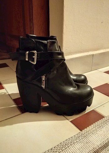 Siyah Deri Platform Topuklu Kemerli Kadın Bot - Görsel 3