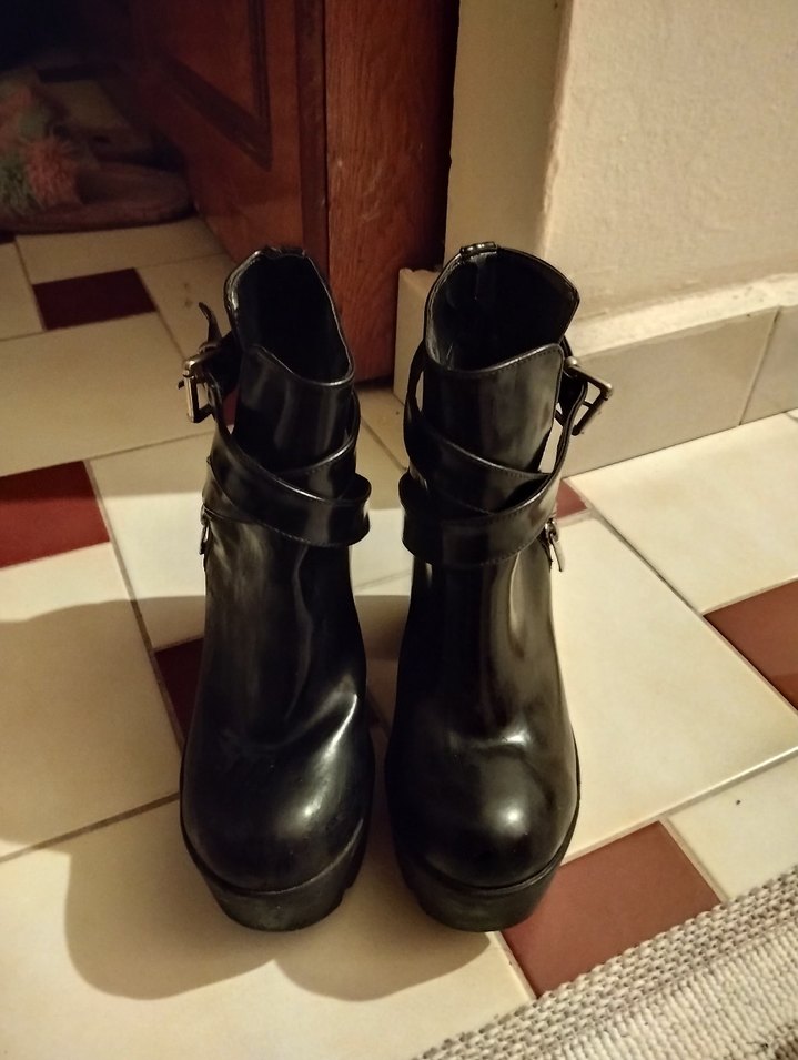 Siyah Deri Platform Topuklu Kemerli Kadın Bot - Görsel 2