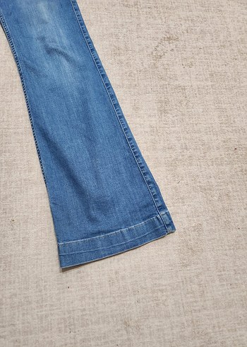 Bel Detaylı Bol Kesim Kadın Kot Pantolon - Görsel 7