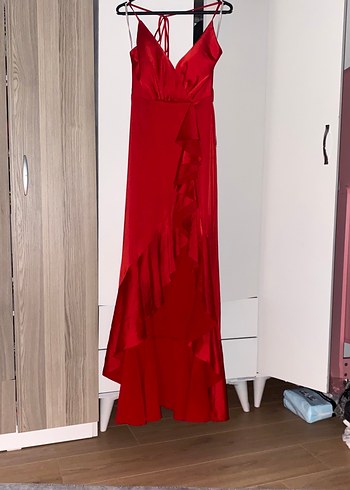 Kuramızı fırfırlı ve yırtmaçlı saten abiye elbise - Görsel 4