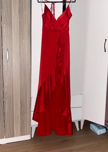 Kuramızı fırfırlı ve yırtmaçlı saten abiye elbise - Görsel 3