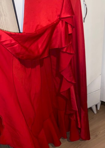 Kuramızı fırfırlı ve yırtmaçlı saten abiye elbise - Görsel 5