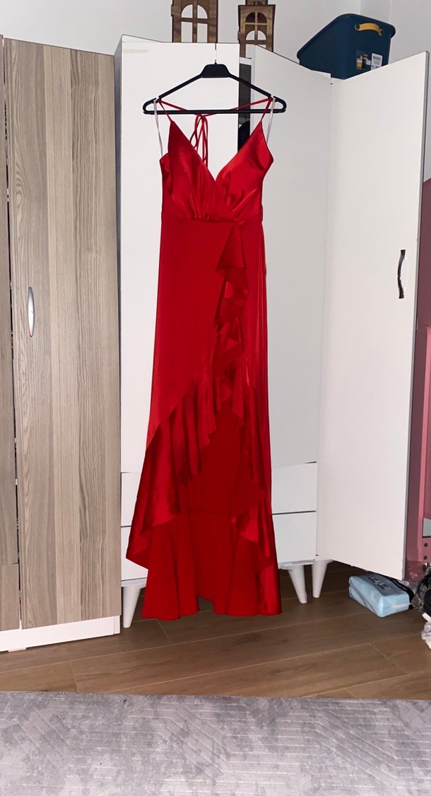 Kuramızı fırfırlı ve yırtmaçlı saten abiye elbise - Görsel 4