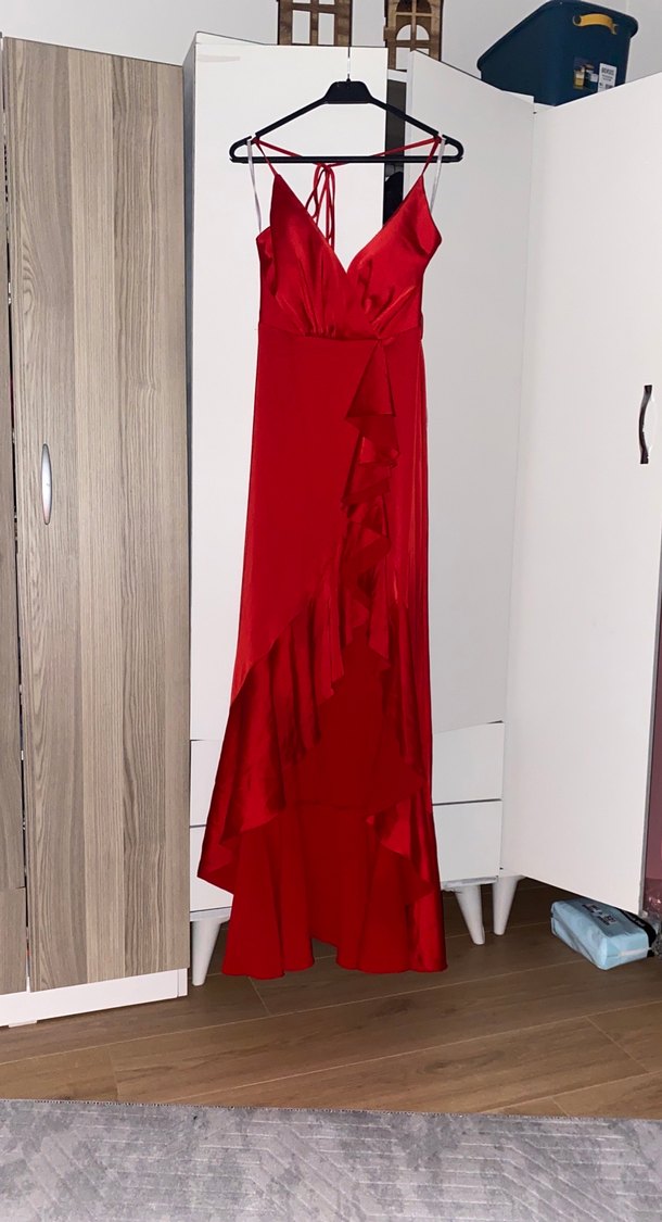 Kuramızı fırfırlı ve yırtmaçlı saten abiye elbise - Görsel 3