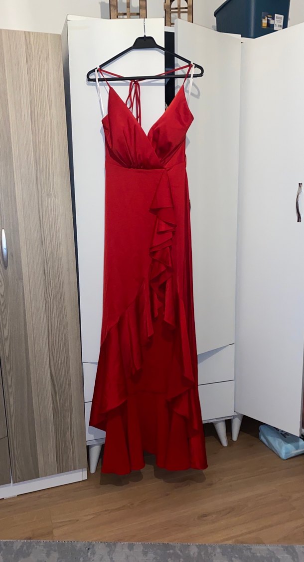 Kuramızı fırfırlı ve yırtmaçlı saten abiye elbise - Görsel 2