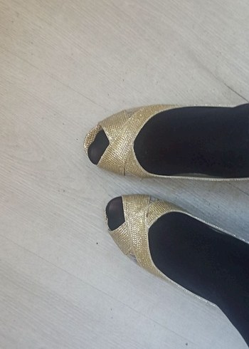 Altın Renkli Dantel Detaylı Topuklu Ayakkabı - Görsel 4