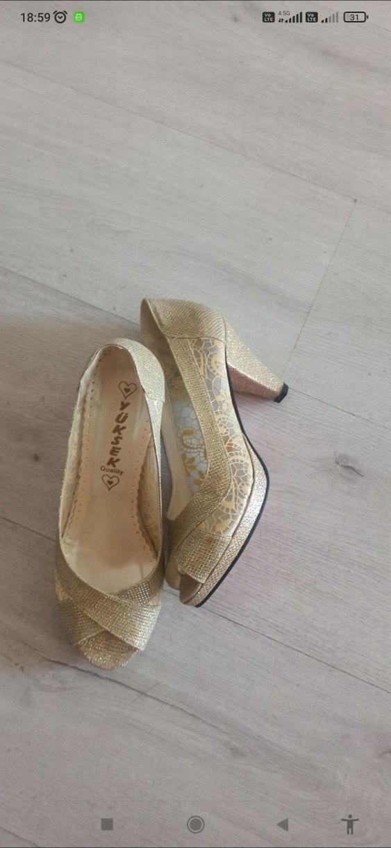 Altın Renkli Dantel Detaylı Topuklu Ayakkabı - Görsel 3