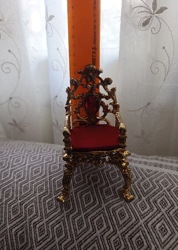 Parlak Altın Süslemeli Kırmızı Kadife Sandalye - Görsel 2