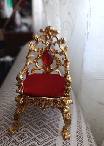 Parlak Altın Süslemeli Kırmızı Kadife Sandalye - Görsel 4