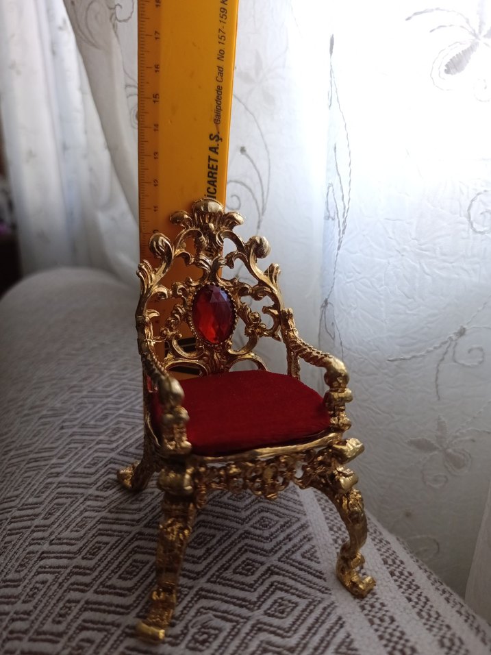 Parlak Altın Süslemeli Kırmızı Kadife Sandalye - Görsel 3