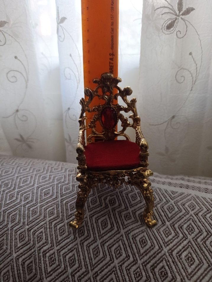 Parlak Altın Süslemeli Kırmızı Kadife Sandalye - Görsel 2