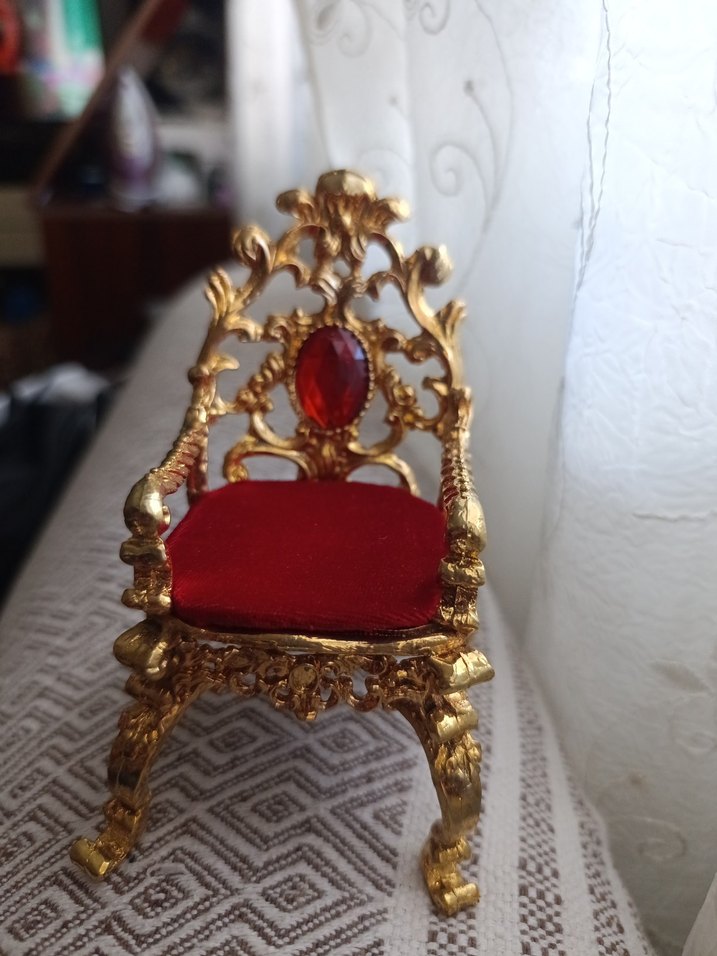 Parlak Altın Süslemeli Kırmızı Kadife Sandalye - Görsel 4