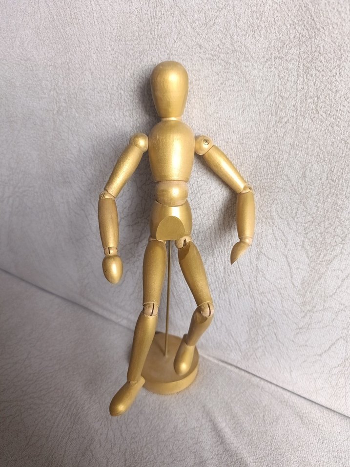 Parlak Altın Renkli Aksiyon Figürü - Görsel 3