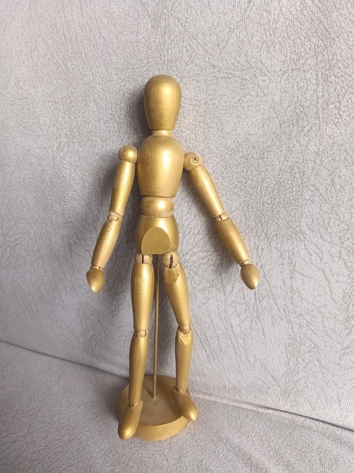 Parlak Altın Renkli Aksiyon Figürü - Görsel 4