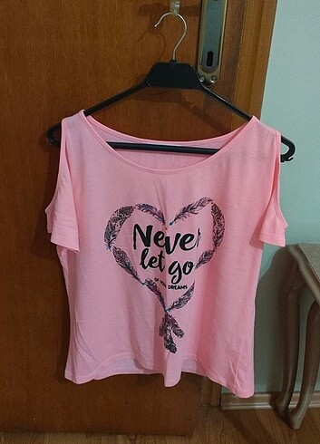 Yazılı Baskılı Pembe Omzu Açık T-shirt 