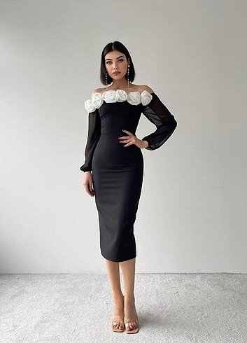 Beyaz Gül Detaylı Kolları Şifon Elbise