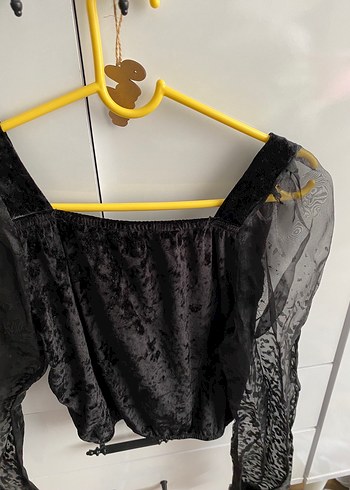 26 Beden Dantel Detaylı Siyah Straplez Bluz