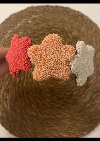 Zara Peluş Detaylı Çok Renkli Örgü Taç
