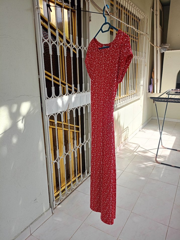 Kısa Kollu V Yaka Kırmızı Baskılı Uzun Elbise - Görsel 2