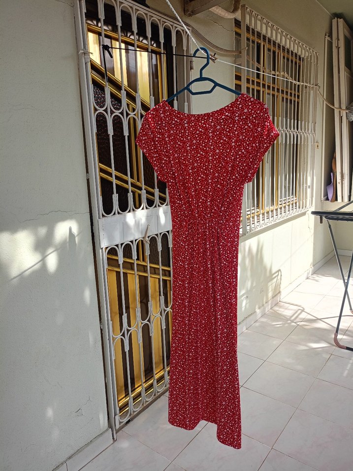 Kısa Kollu V Yaka Kırmızı Baskılı Uzun Elbise - Görsel 4