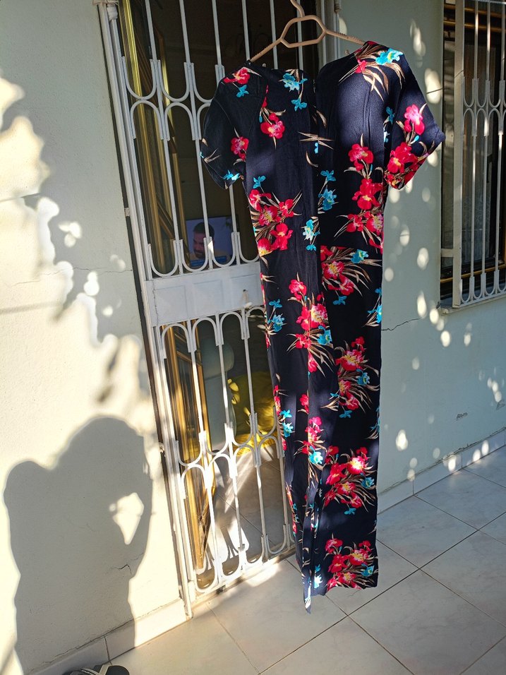 Çiçek Desenli V Yakalı Uzun Tulum - Görsel 5