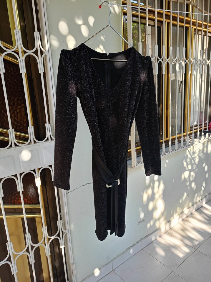 Uzun Siyah simli V Yaka Kemerli Abiye Elbise - Görsel 3