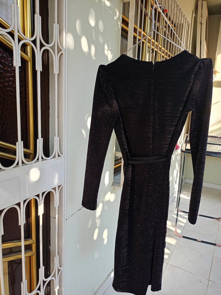 Uzun Siyah simli V Yaka Kemerli Abiye Elbise - Görsel 5