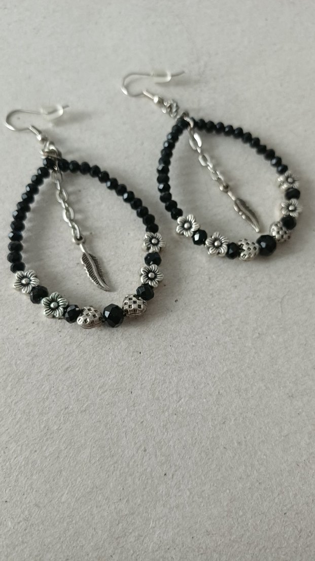 Uzun Siyah Boncuklu Gotik Küpe - Görsel 2