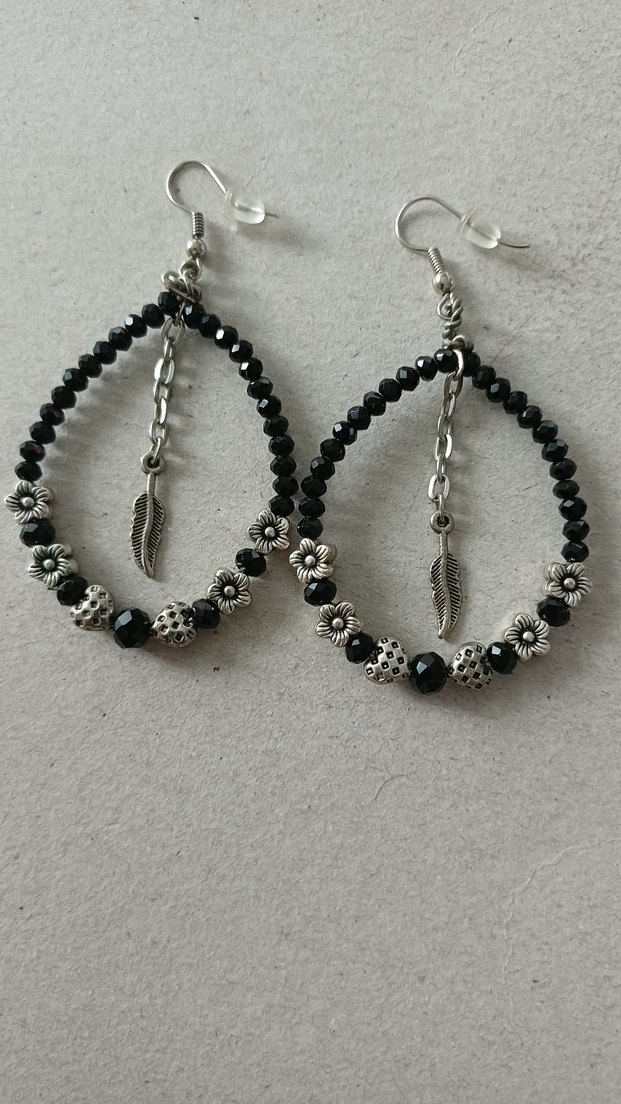 Uzun Siyah Boncuklu Gotik Küpe - Görsel 3