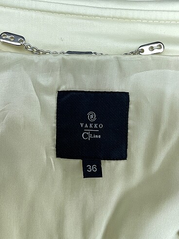 36 Beden ten rengi Renk Vakko Trenchcoat %70 İndirimli.