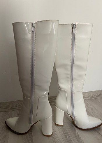 Beyaz Tokalı Kadın Dizüstü Çizme - Görsel 3