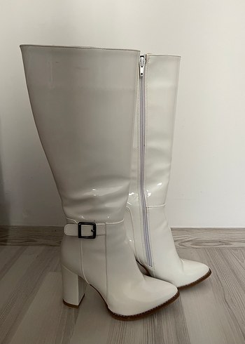 Beyaz Tokalı Kadın Dizüstü Çizme - Görsel 2