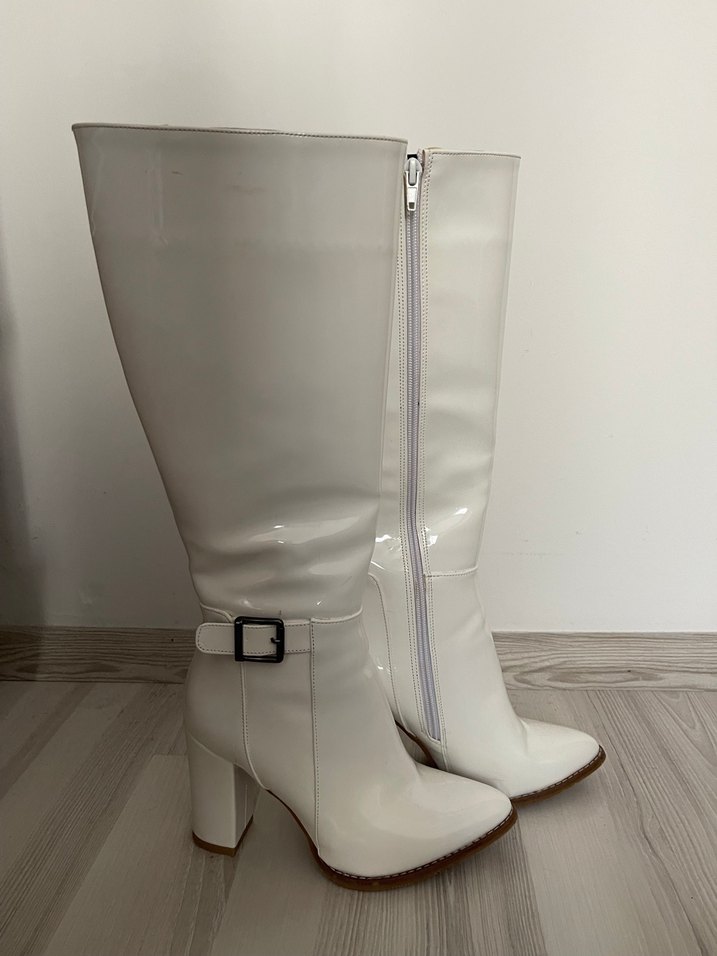 Beyaz Tokalı Kadın Dizüstü Çizme - Görsel 2