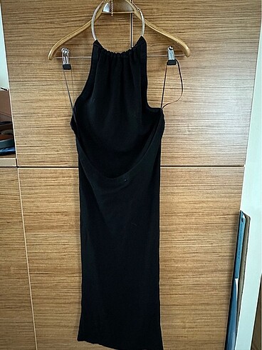 Zara, siyah askılı boyundan bağlı uzun elbise
