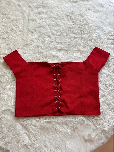Kırmızı omuzları açık crop top