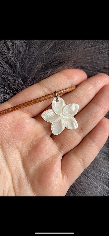 Sedef Carving Deri İpli Choker Kolye