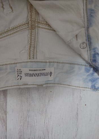 Kadın Beyaz Batik Desenli Kot Şort - Görsel 3