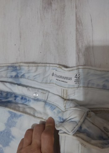 Kadın Beyaz Batik Desenli Kot Şort - Görsel 2