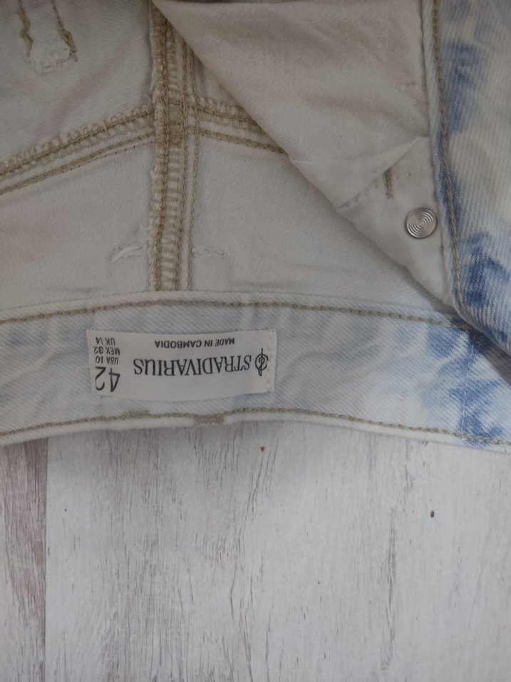 Kadın Beyaz Batik Desenli Kot Şort - Görsel 3